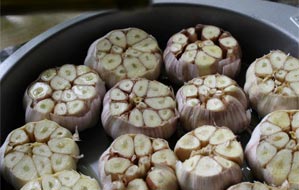 Roasted Garlic with Robust Spanish Hojiblanca